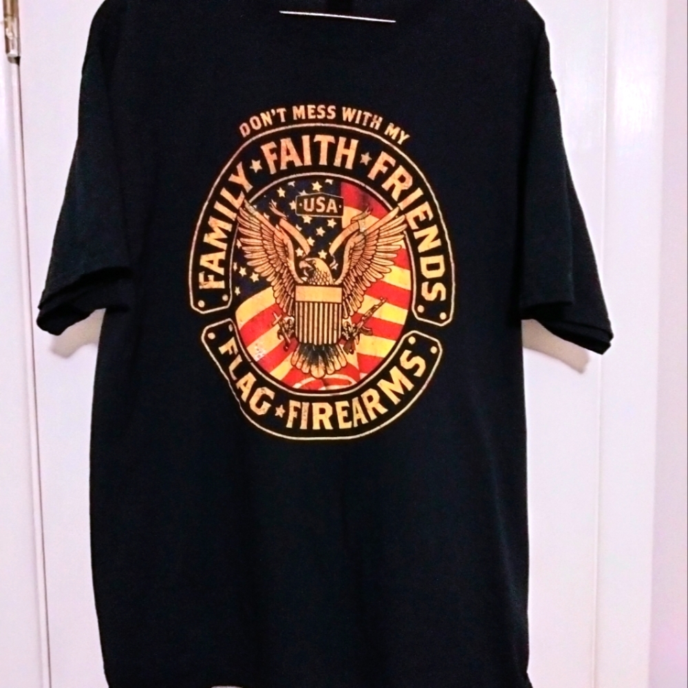 Men's L fruit of the loom graphic T-shirt in like new condition
